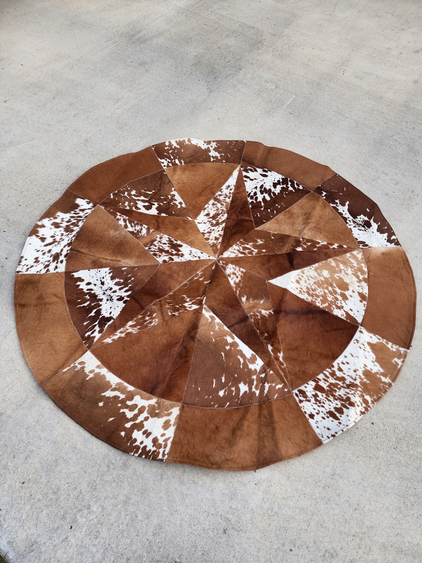 Round patchwork rug - Tan and white