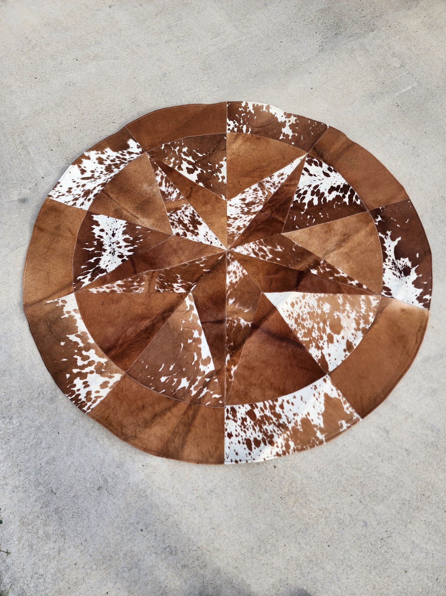 Round patchwork rug - Tan and white