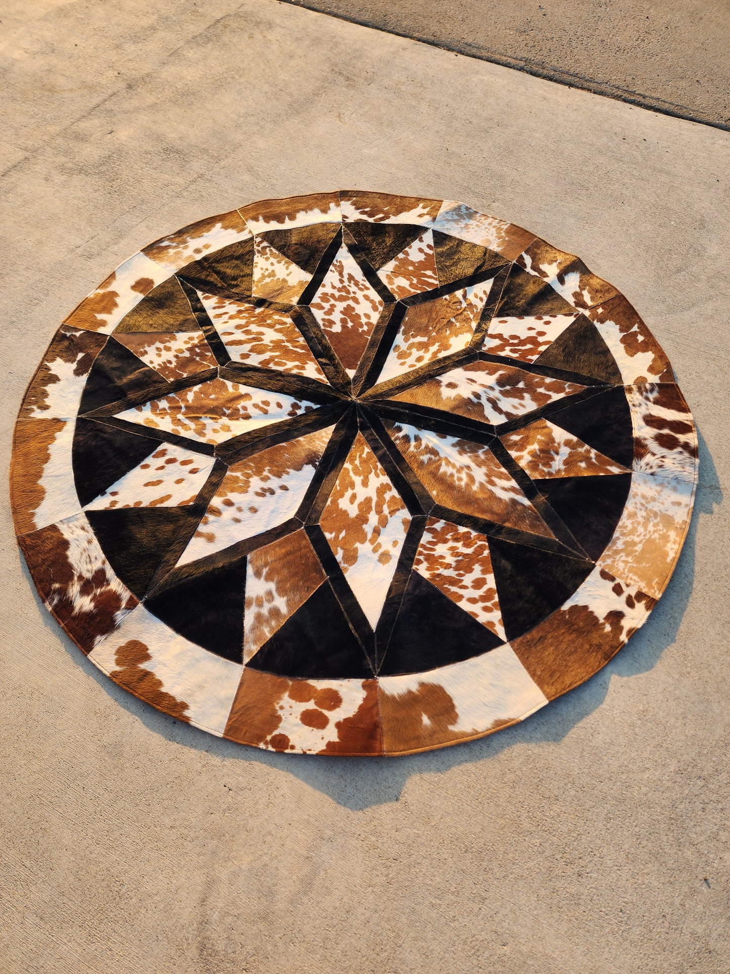 Round patchwork rug - Tan and black