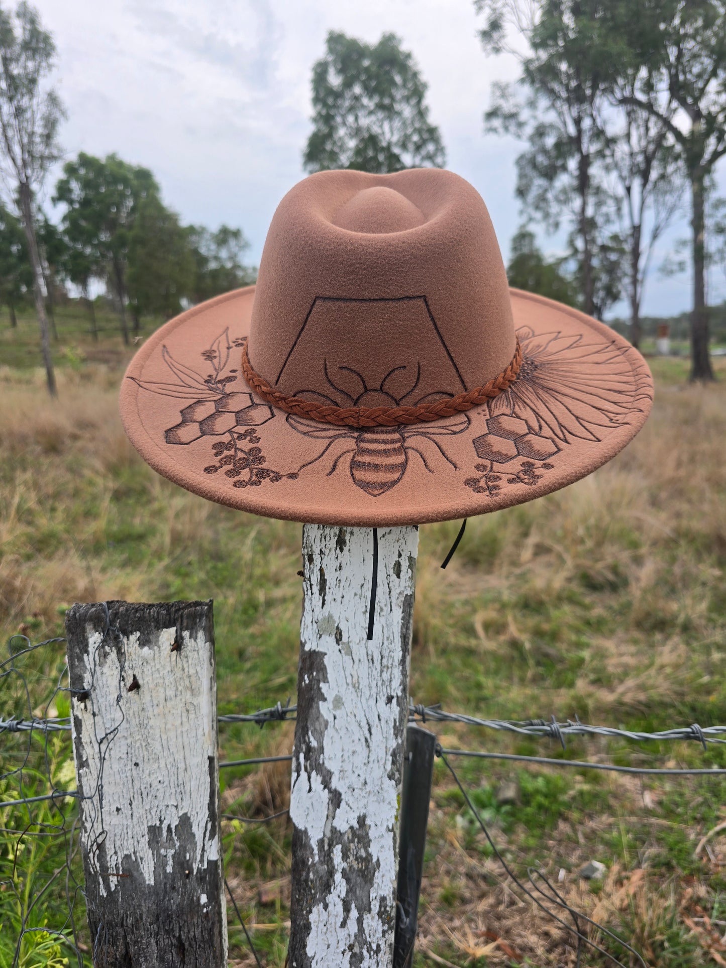 Wattle bee (Tan)